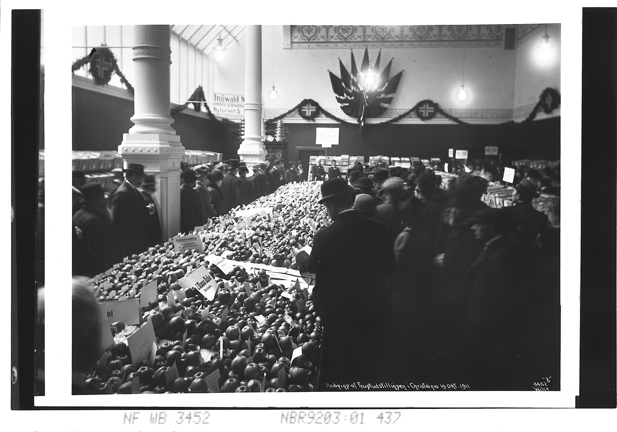 Fra åpningen av fruktutstilling i Christiania. Fotografert oktober 1911.