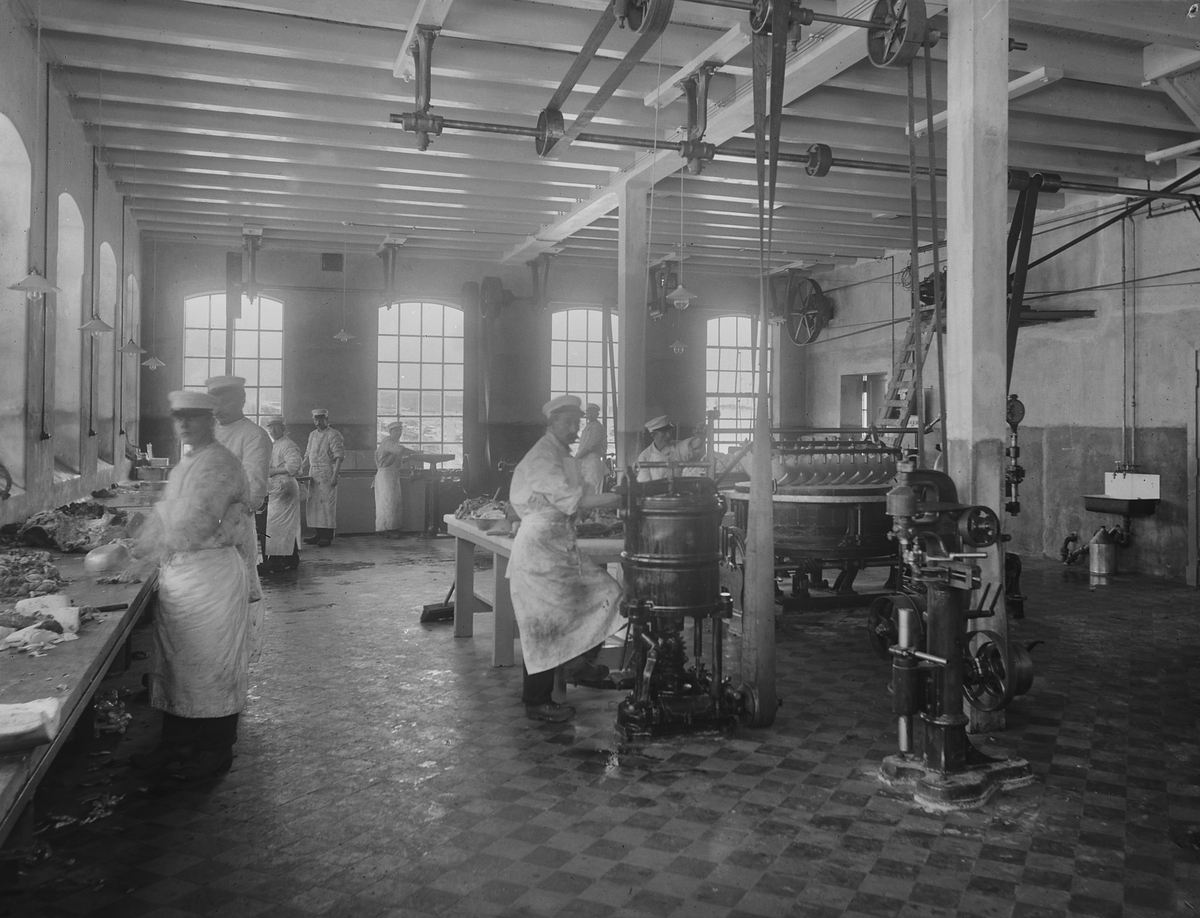 Fra produksjonshallen til Bøndenes Andelsslakteri, antagelig på Løren i Oslo. Arbeiderne er kledd i hvitt. Fotografert 1911.
