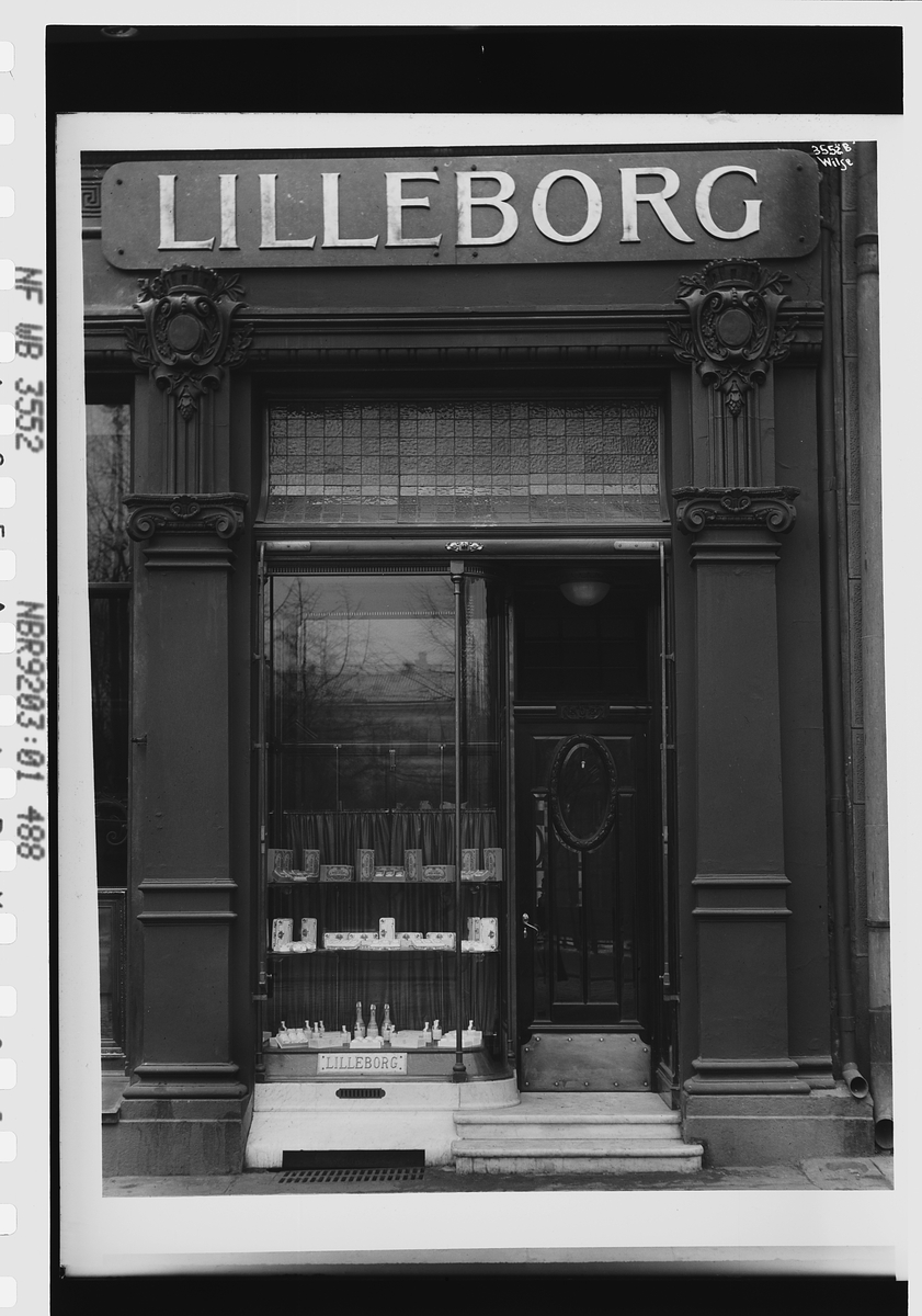 Butikk med produkter fra Lilleborg fabrikker i Karl Johans gate, Oslo. Rik dekor på dør og fasade. Fotografert 1912.