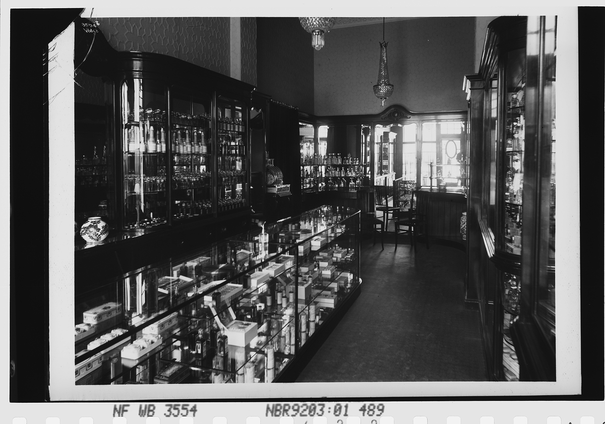 Butikkinteriør fra butikken til Lilleborg Fabrikker i Karl Johans gate, Oslo. Fotografert 1912.
