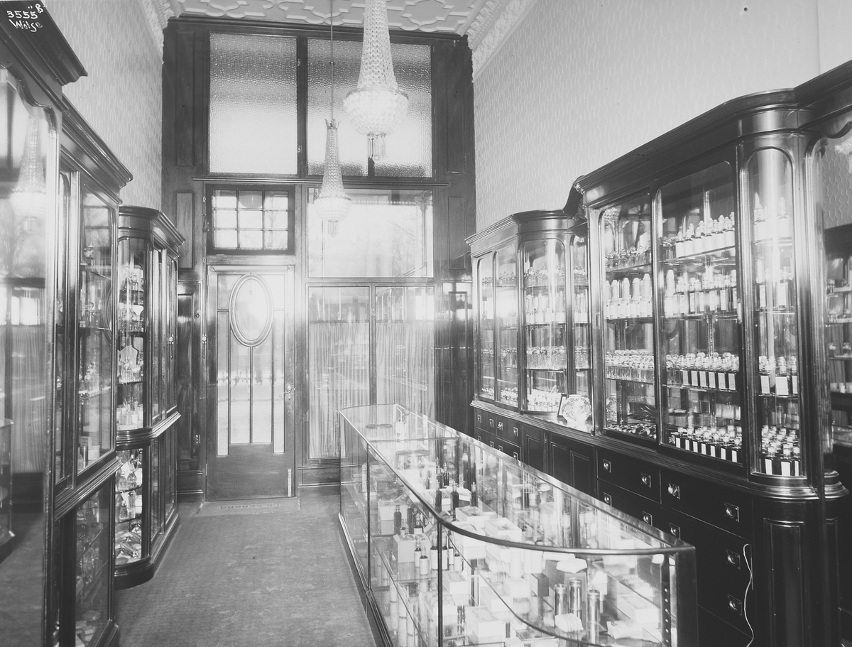 Butikkinteriør fra butikken til Lilleborg Fabrikker i Karl Johans gate, Oslo. Fotografert 1912.