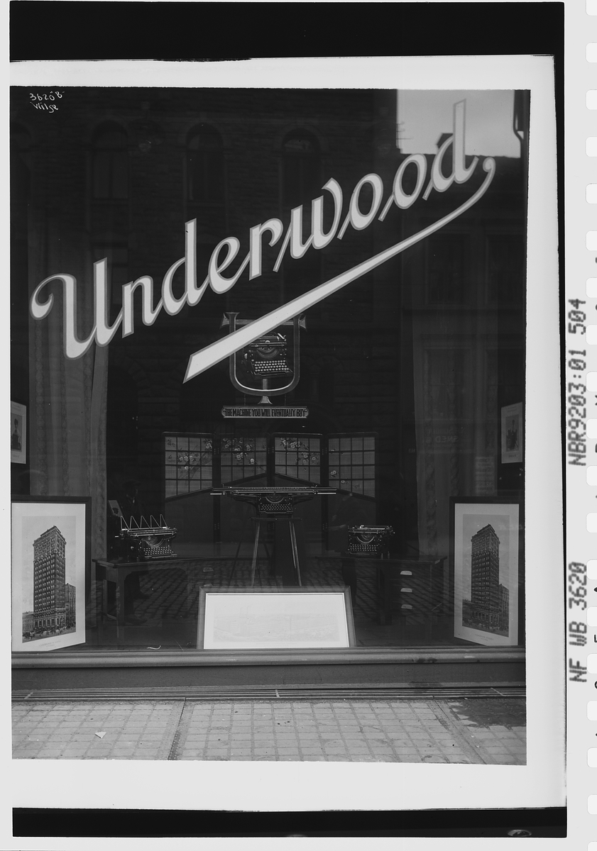 Utstillingsvindu for Underwood-butikken i Kirkegata 17, Oslo. Fotografert 1912.