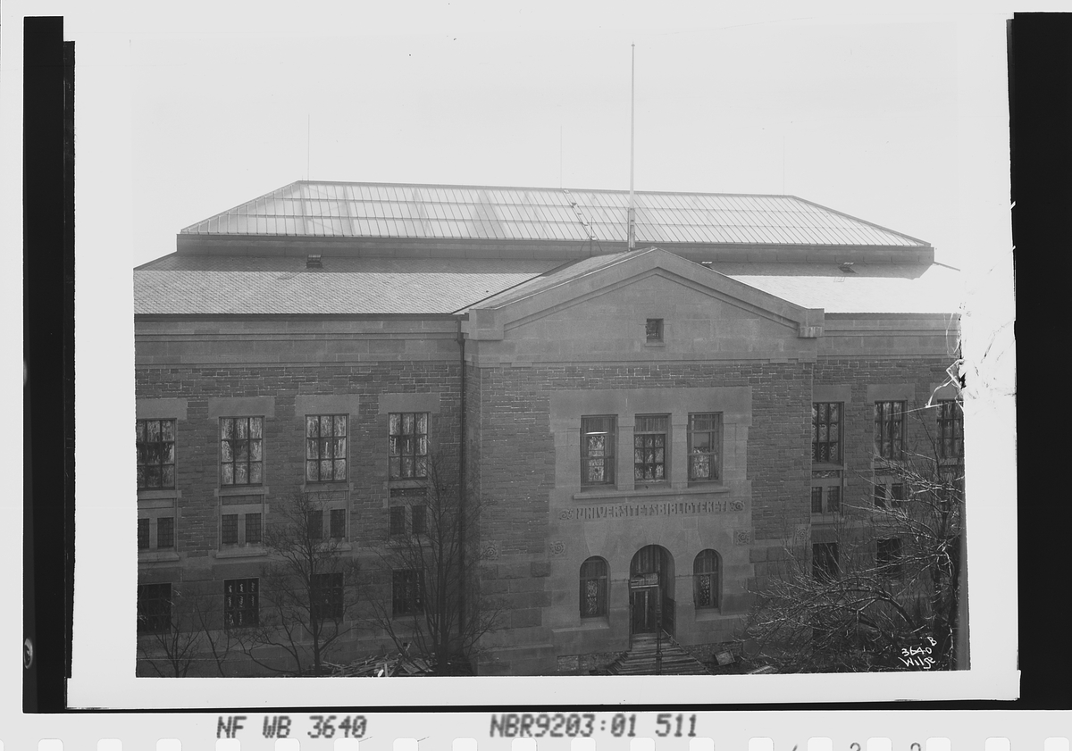 Glasstaket og inngangspartiet på Universitetsbiblioteket, nå Nasjonalbiblioteket, i Oslo. Fotografert 1912.