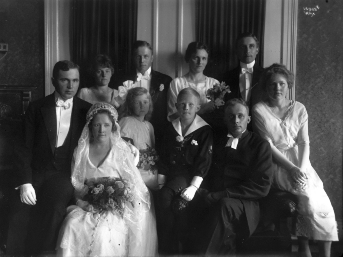 Brudepar og nærmeste familie, festkledde i  anledning dagen.