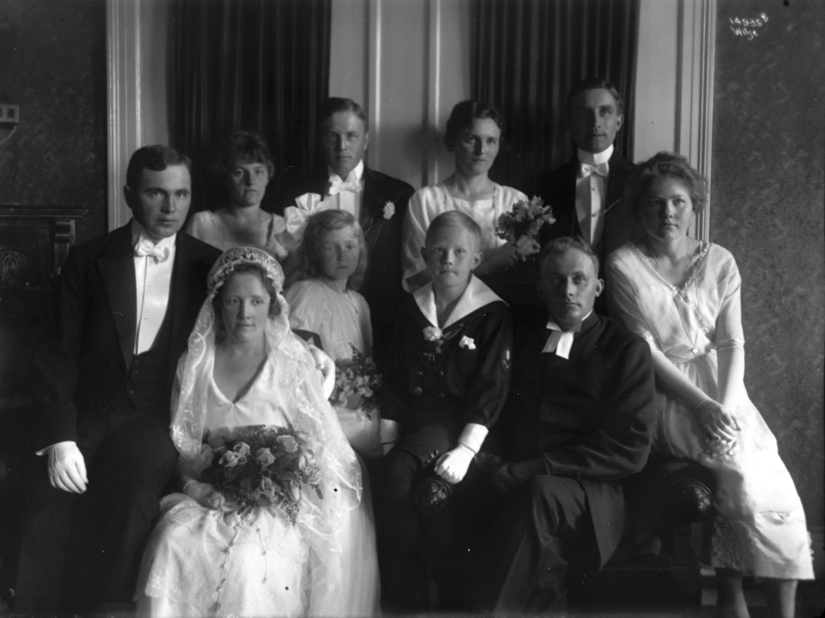 Brudepar og nærmeste familie, festkledde i  anledning dagen.