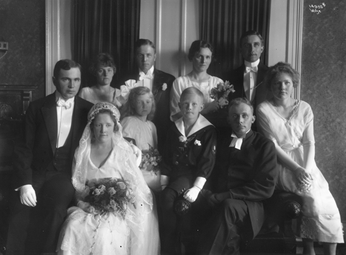 Brudepar og nærmeste familie, festkledde i  anledning dagen.