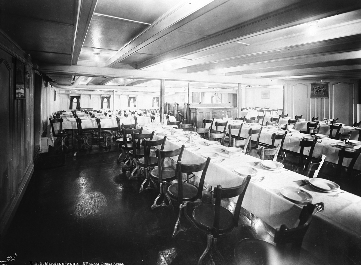 Fra spisesalongen på 3. klasse ombord på passasjerskipet "Bergensfjord". Fotografet 1922.