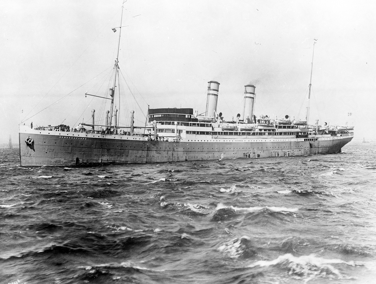 Passajerskipet "DS Bergensfjord" i åpen sjø, Den Norske Amerikalinje A/S. Fotografert 1922.