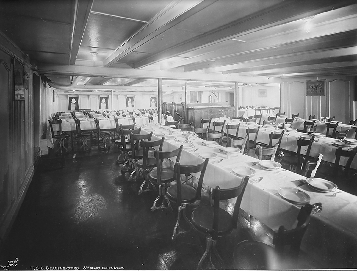Fra spisesalongen på 3. klasse ombord på passasjerskipet "Bergensfjord". Fotografet 1922.