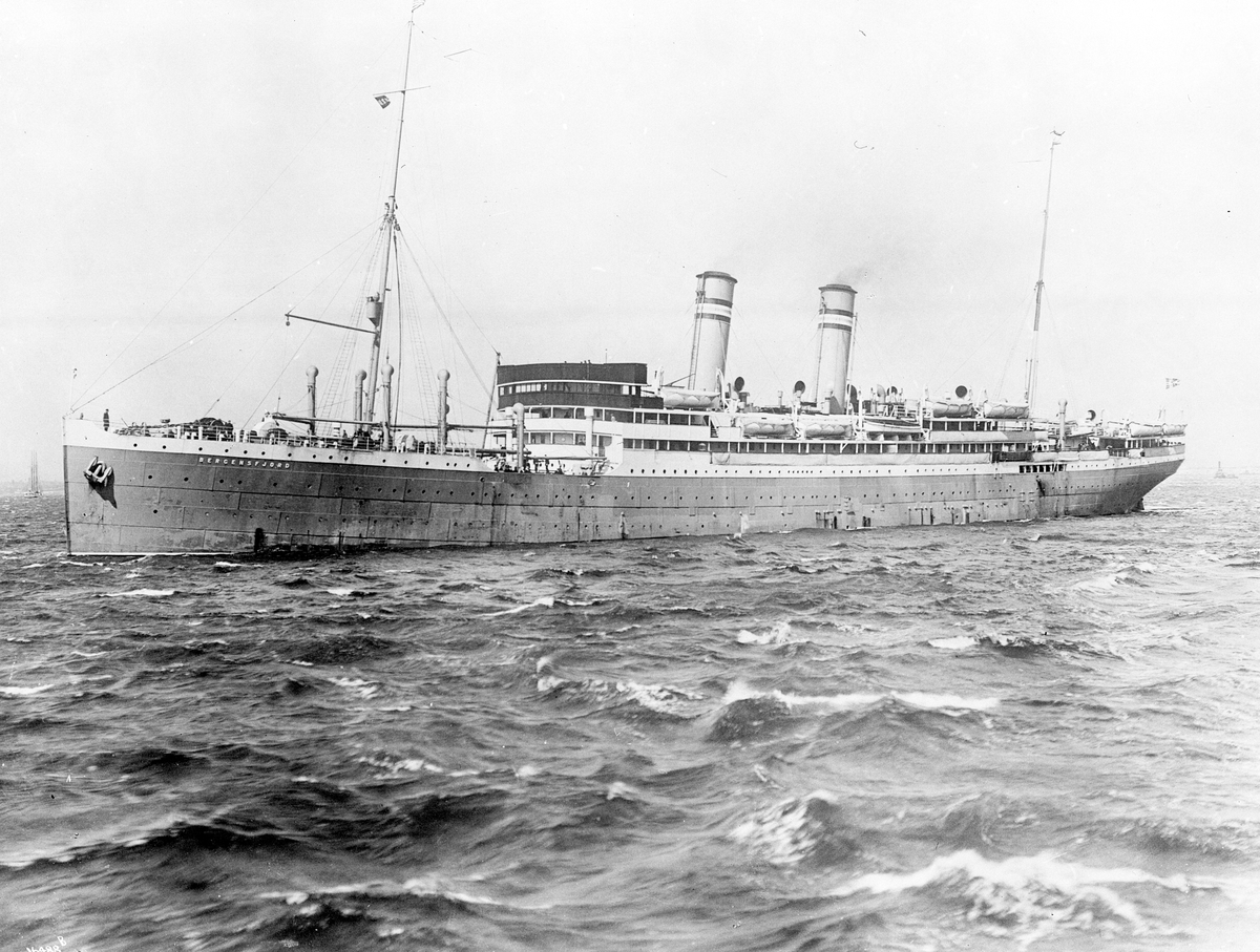 Passajerskipet "DS Bergensfjord" i åpen sjø, Den Norske Amerikalinje A/S. Fotografert 1922.