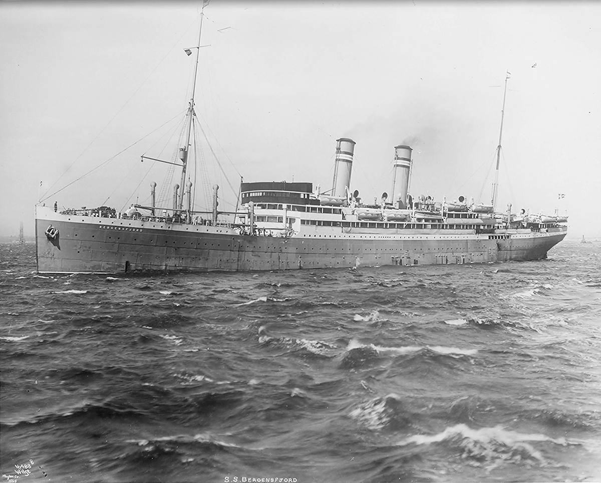 Passajerskipet "DS Bergensfjord" i åpen sjø, Den Norske Amerikalinje A/S. Fotografert 1922.
