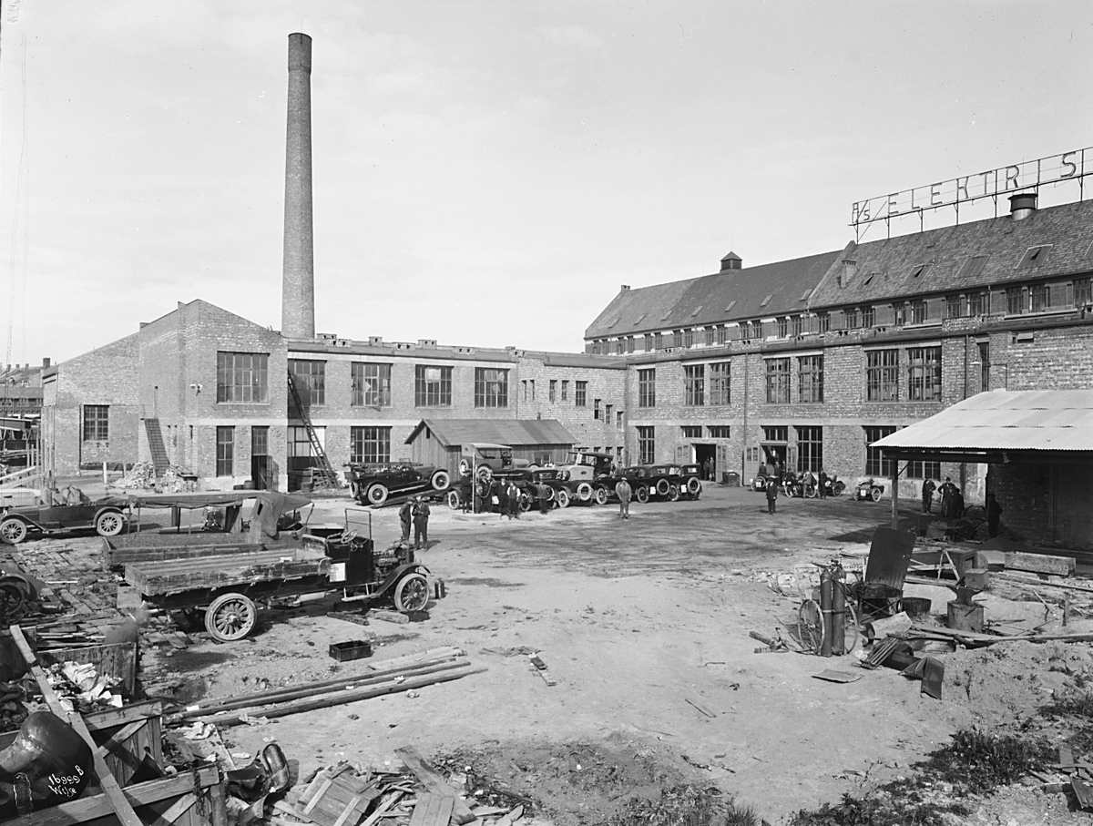 Biler står på en åpne plass hos Sørensen og Balchen A/S, Middelthunsgate 19 Oslo. Fotografert 1923.