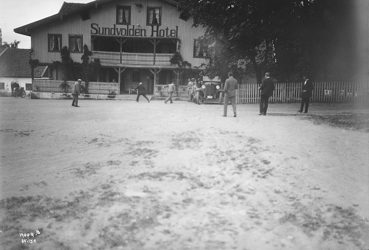 Menn fra Conditorernes landsforening står utenfor Sundvolden hotell. Fotografert 1923.