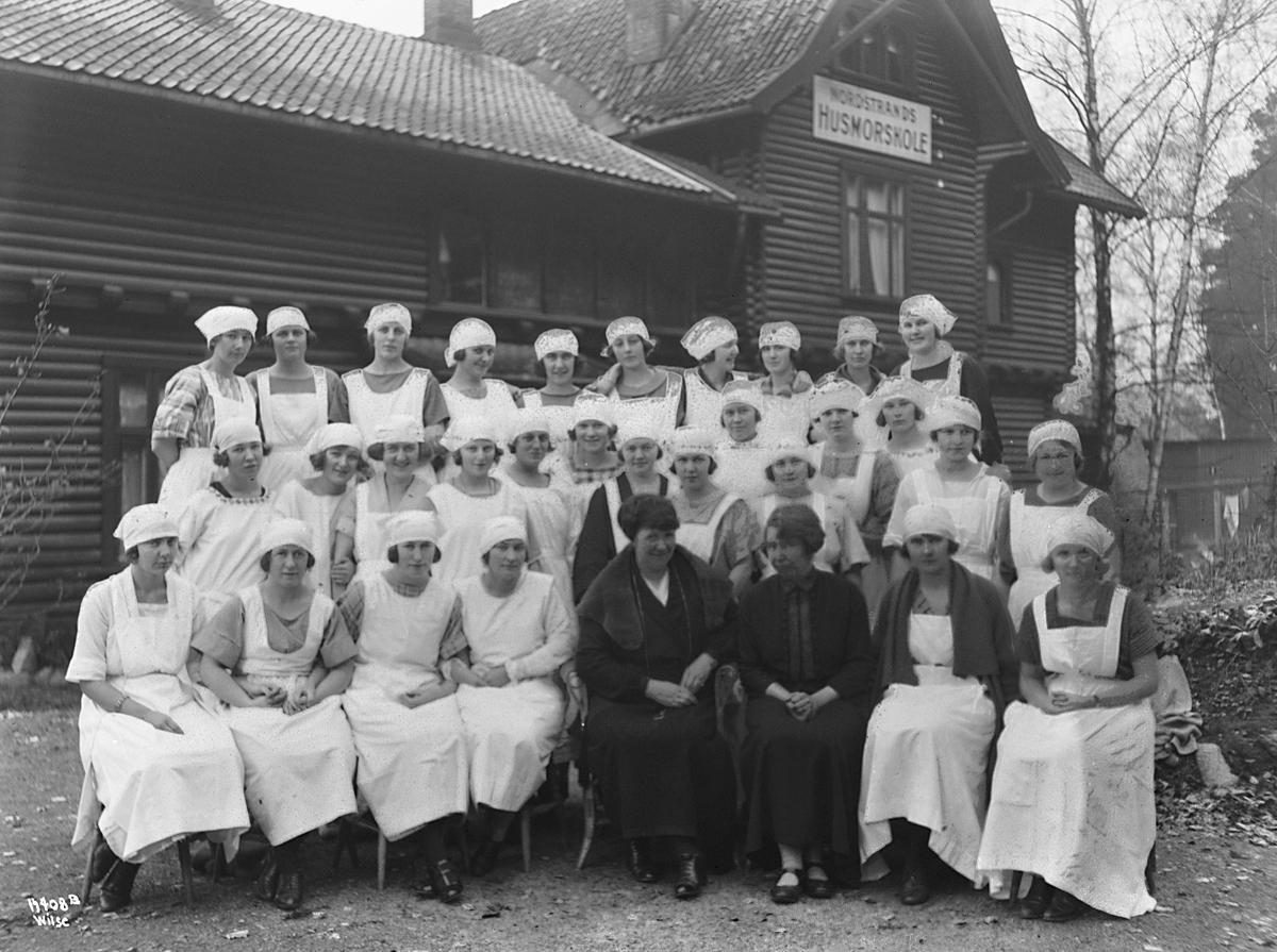 Gruppebilde av elver og lærere på Nordstrand Husmorskole. Fotografert 1923.