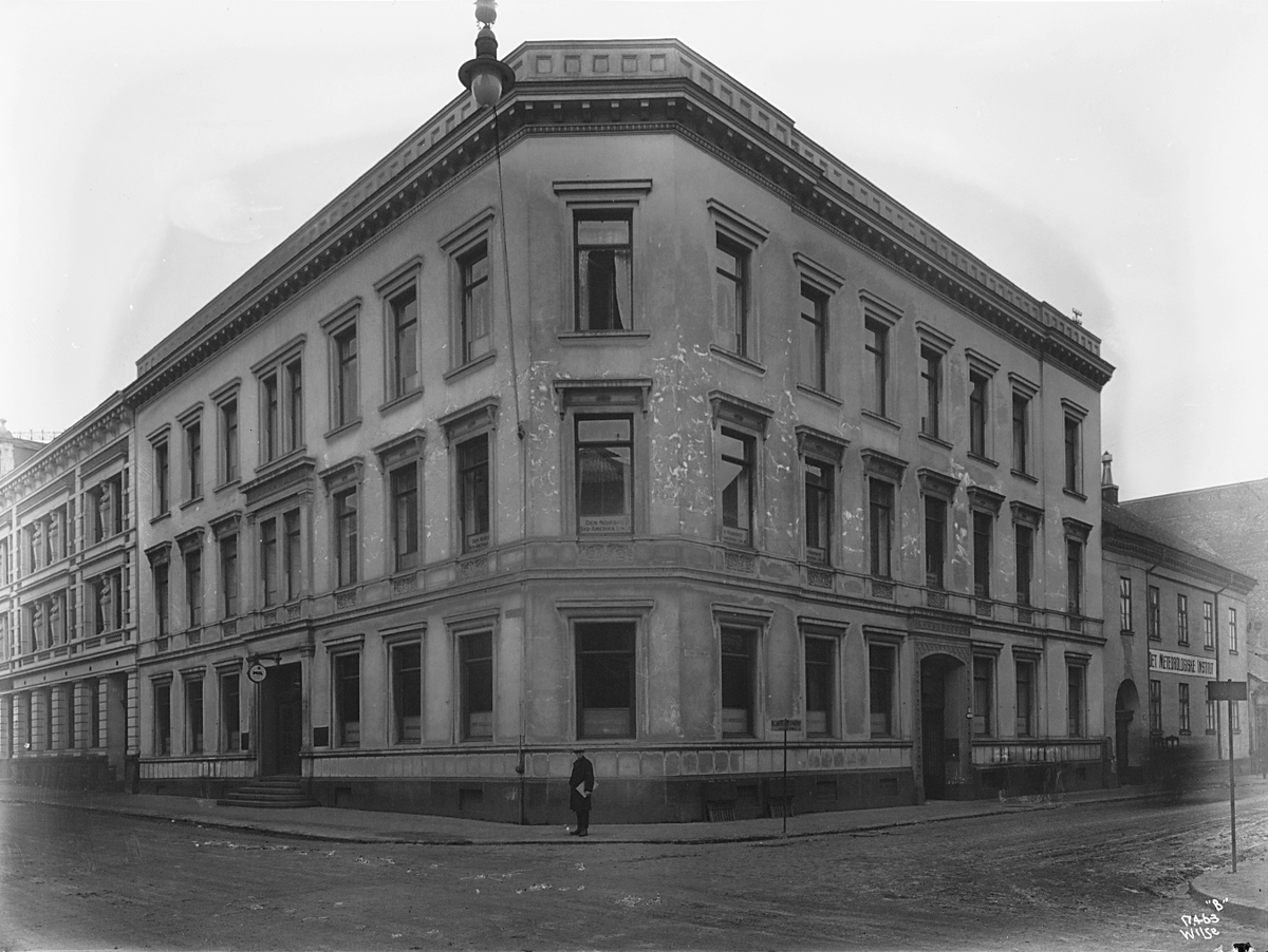 Bybyging på hjørnet Prinsensgate 1 og Fred. Olsen gate. Fotografert 1923.