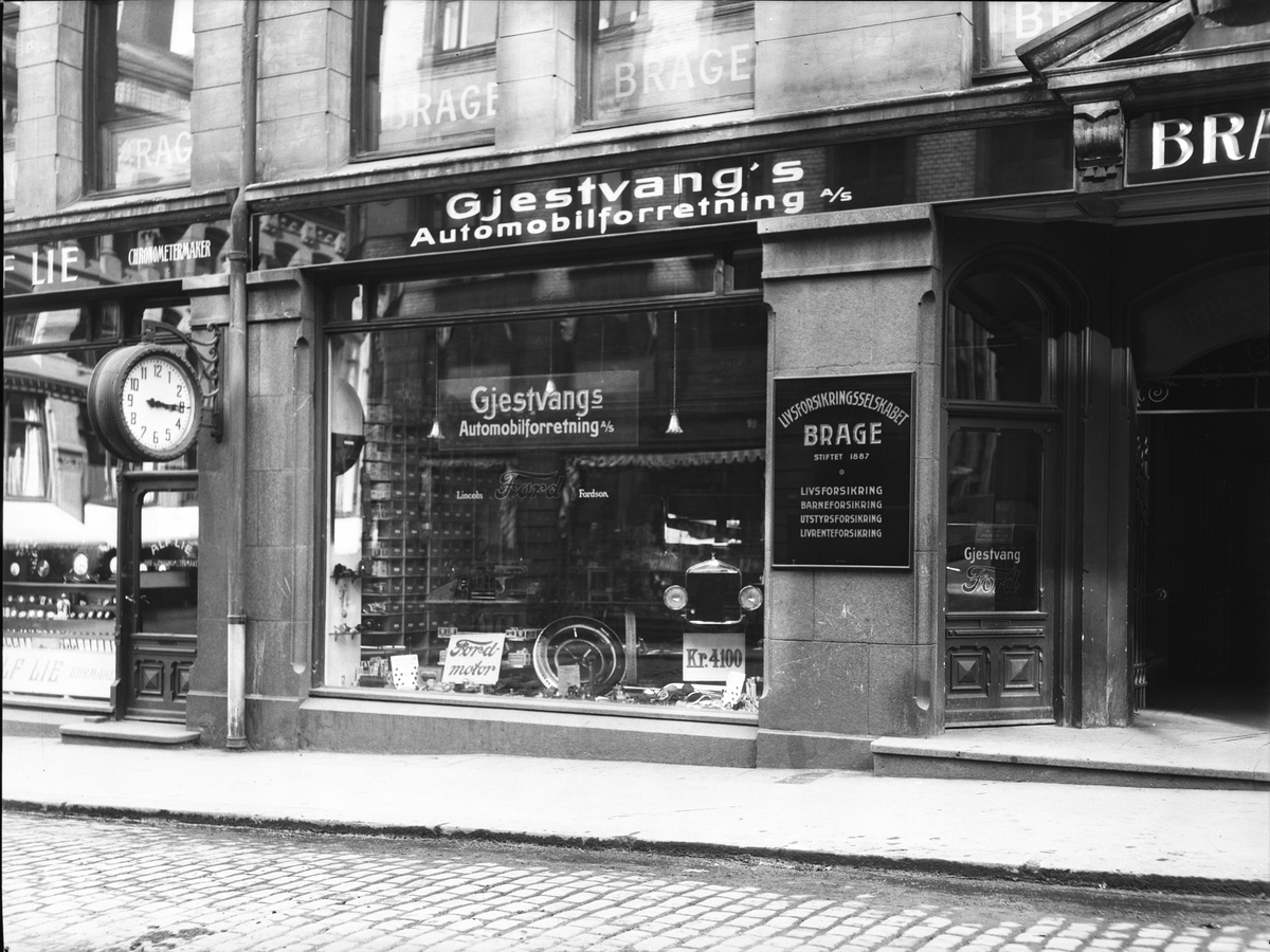 Bygård med bla butikk til Gjestvang automobilforretning A/S og urmaker Alf Lie. Fotografert 1924.
