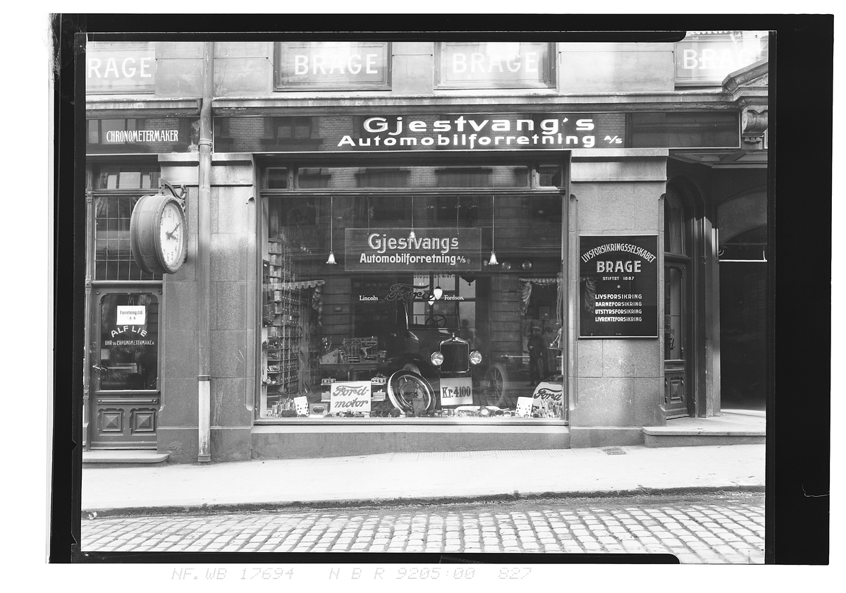 Bygård med bla butikk til Gjestvang automobilforretning A/S og urmaker Alf Lie. Fotografert 1924.