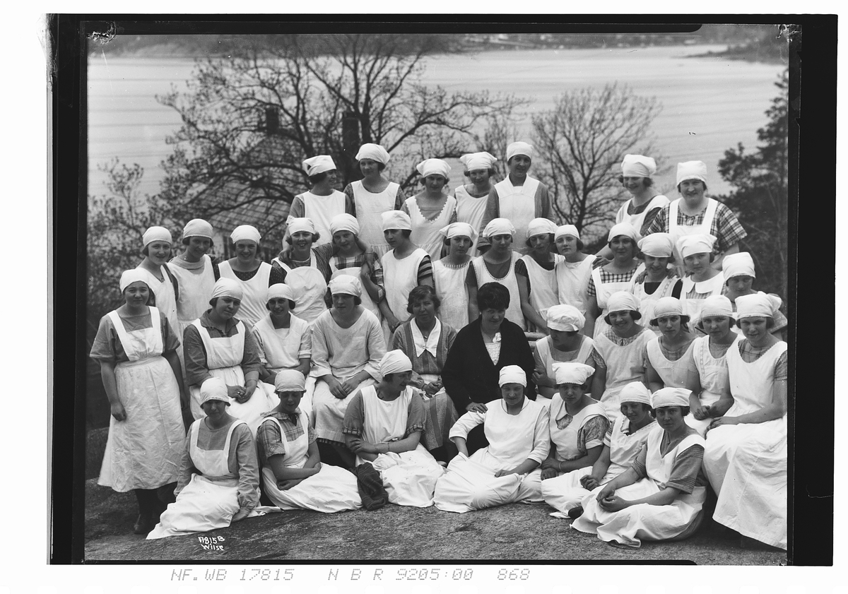 Gruppebilde av elever fra Nordstrand husmorskole. Fotografert 1924.