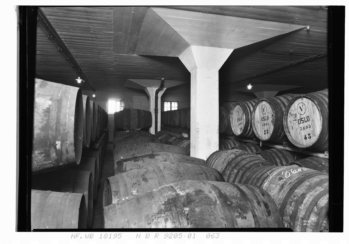 Vinmonopolets lager for ufortollet vin. Et stort antall vintønner er lagret her. Fotografert 1924.