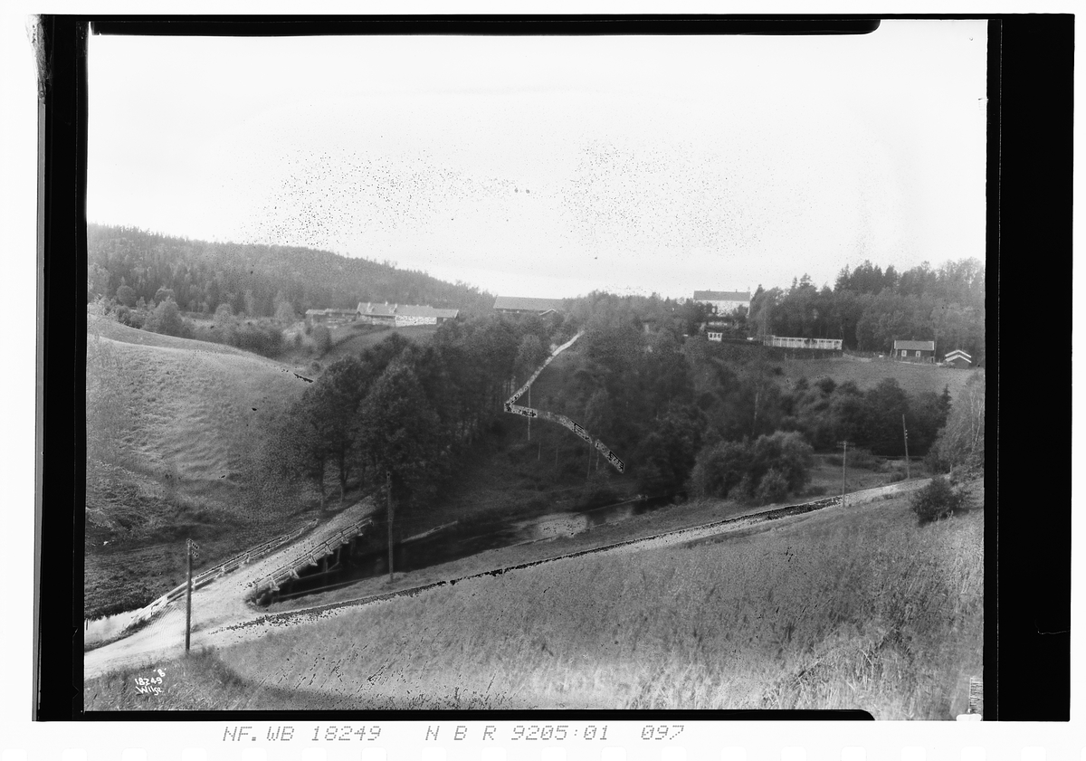 Oversiktsbilde over Ekeberg gård, Tangen. Fotografert 1924.