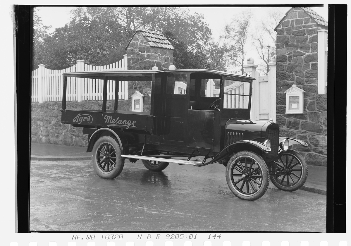 Bil fra Gjestvang Automobilforretning med reklame, Fotografert 1924.