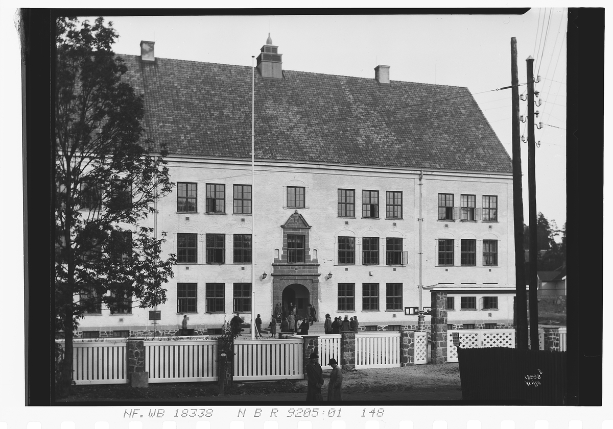 Elver i skolegård, Stabekk gymnas. Fotografert 1924.