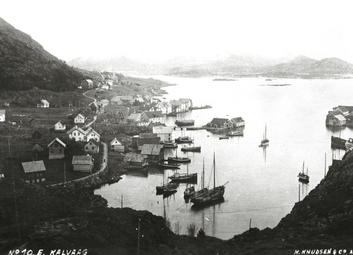 Kalvåg, fiskeskøyter på havnen, fjell og fjord.