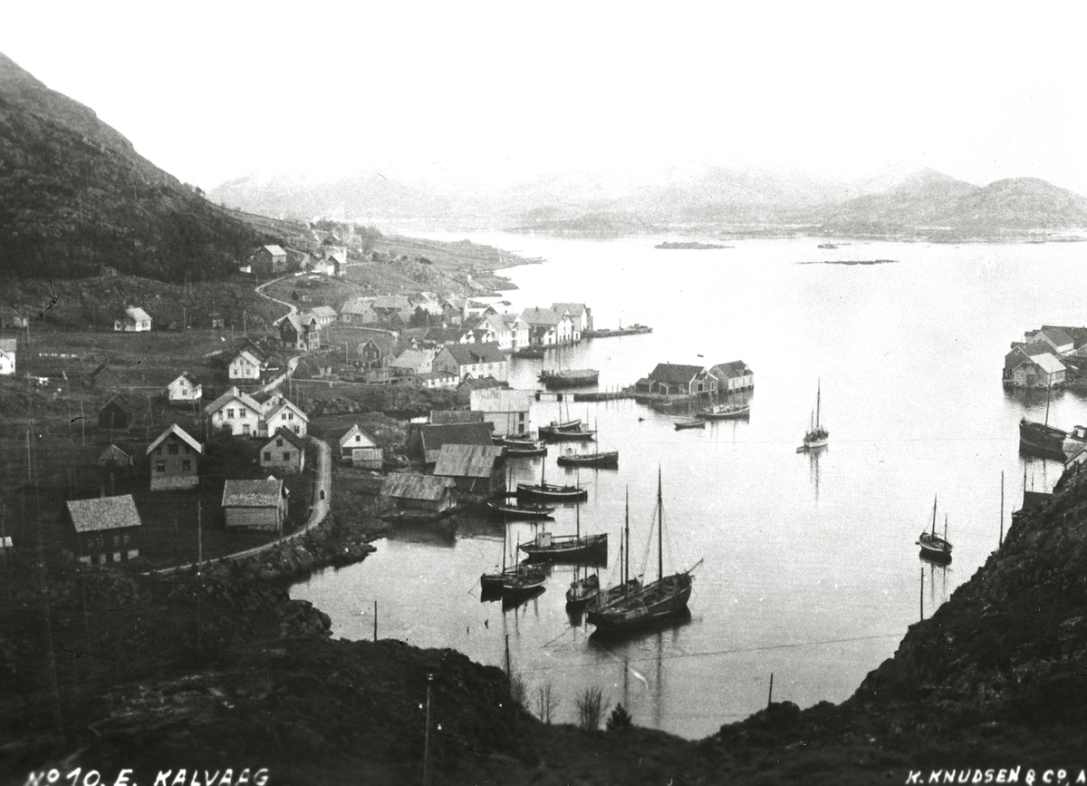 Kalvåg, fiskeskøyter på havnen, fjell og fjord.