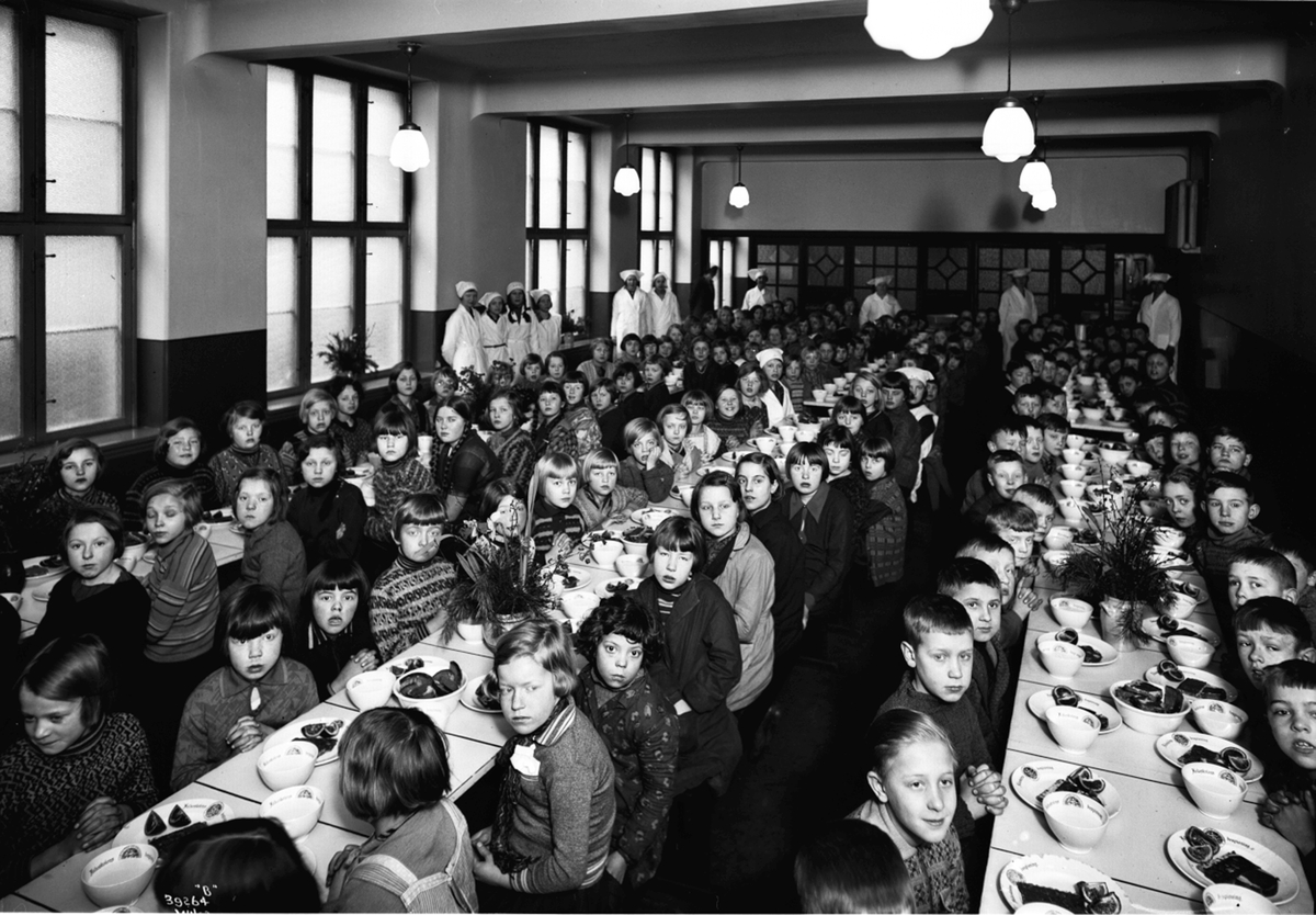 Skolefrokost i kantinen på Herslebs skole i Oslo. Fotografet 1932.