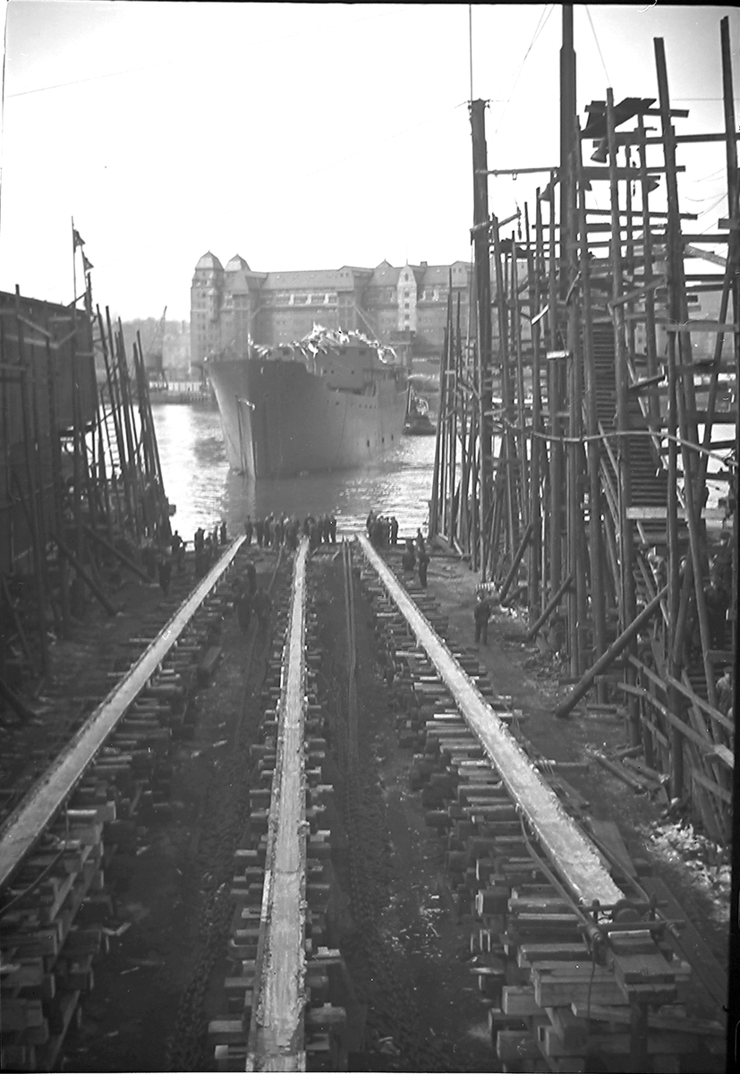 Skip blir sjøsatt fra ant. Nylands verksted, Havnelageret sees i bakgrunn. Fotografert 01.03.1940.
