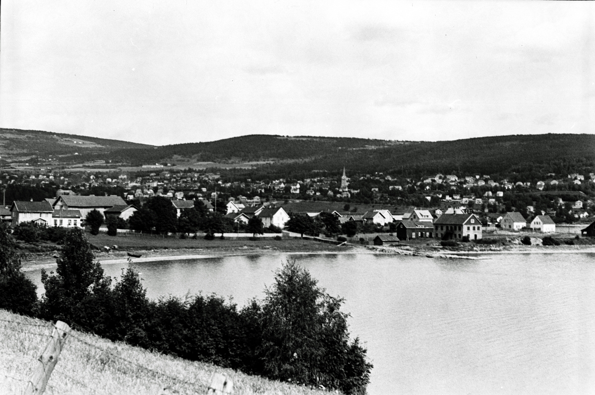 Lillehammer ligger vakkert til ved Lågen, oversiktsbilde  av byen sett fra Vingnes.