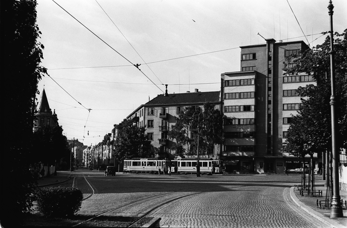 Funkishuset på Frogner plass, byens første skyskraper.  Ligger flott til i bybildet, avslutning av Kirkeveien ved Frogner plass.