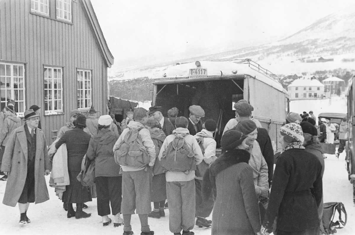 Oppdal jernbanestasjon hvor påsketuristene venter på bagasje og skiutstyr slik at de kan begynne ferien i vinterparadiset.