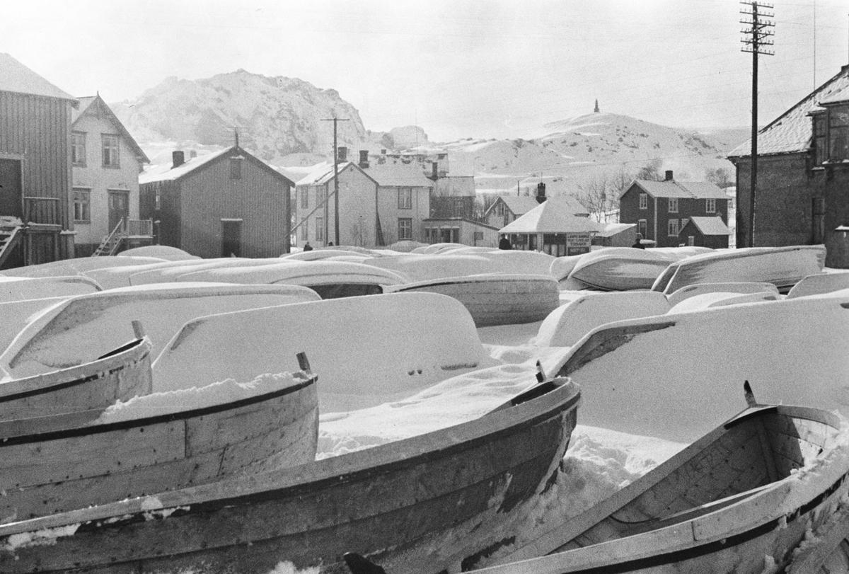 Vinter og snø, båtene i vinteropplag i påvente av varmere vær og åpent hav.