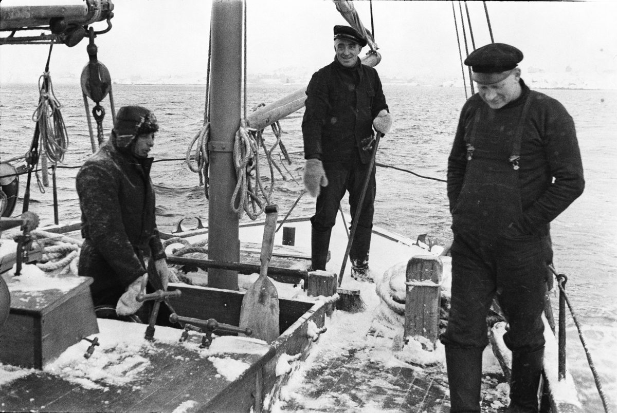 Redningsskøyta "Biskop Hvoslef" med mannskap patruljerer fiskefeltet, vinterstemning med litt snø på dekk og solskinn.