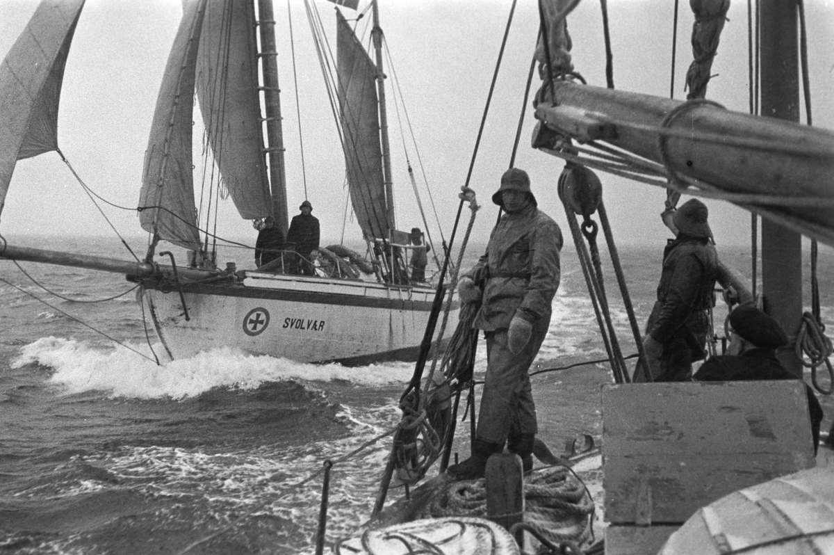 Redningsskøytene RS "Biskop Hvoslef" og RS "Svolvær" møtes på tokt i Vesterålen. På dekk noen av mannskapet.