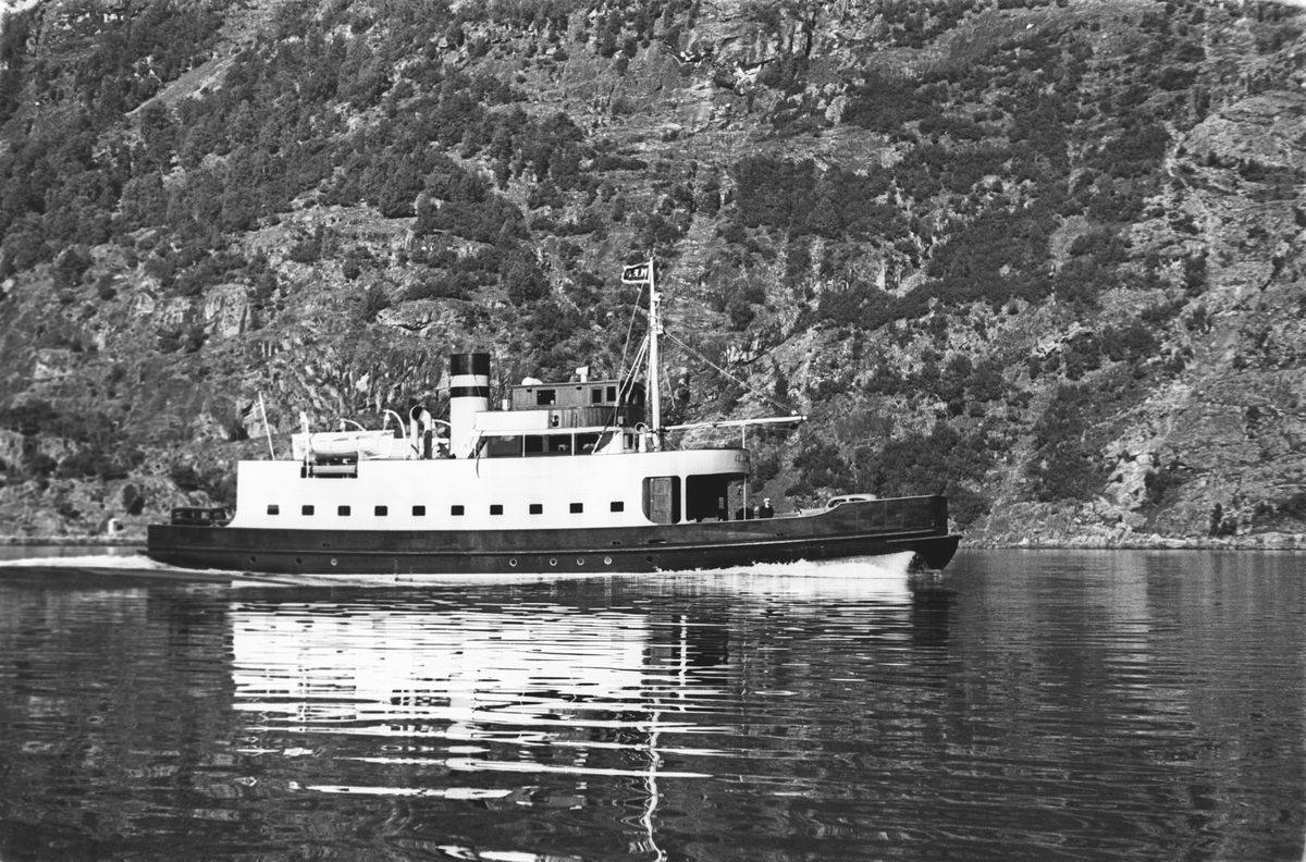 Fergen Geiranger opprettholder trafikken i fjordarmene.  Bratte fjell og lange fjordarmer.