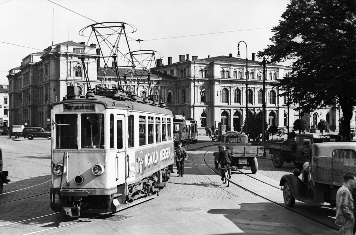 Oslo Østbanestasjon, erverdig bygning, bytrikken er underveis, lastebiler