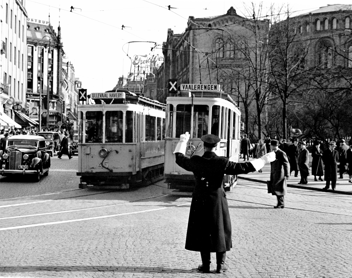 Bytrikken på Karl Johan, Stortinget bak til høyre, til venstre glimt av butikksenter og en bit av Grand Hotel.