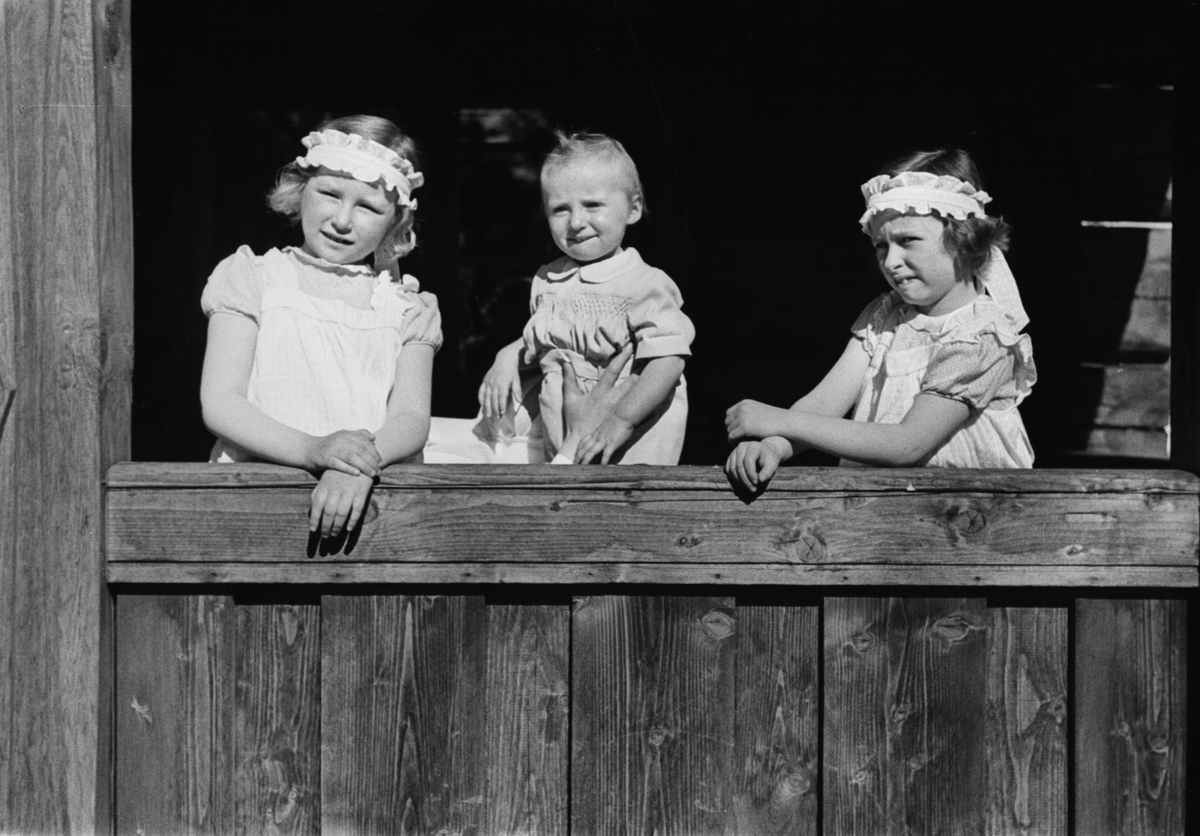 Prinsessene Ragnhild og Astrid samt prins Harald leker sammen i lekestuen på Skaugum.