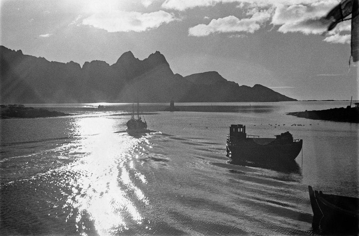 Fiskeskøyte på vei inn fjorden, havblikk og aftensol.