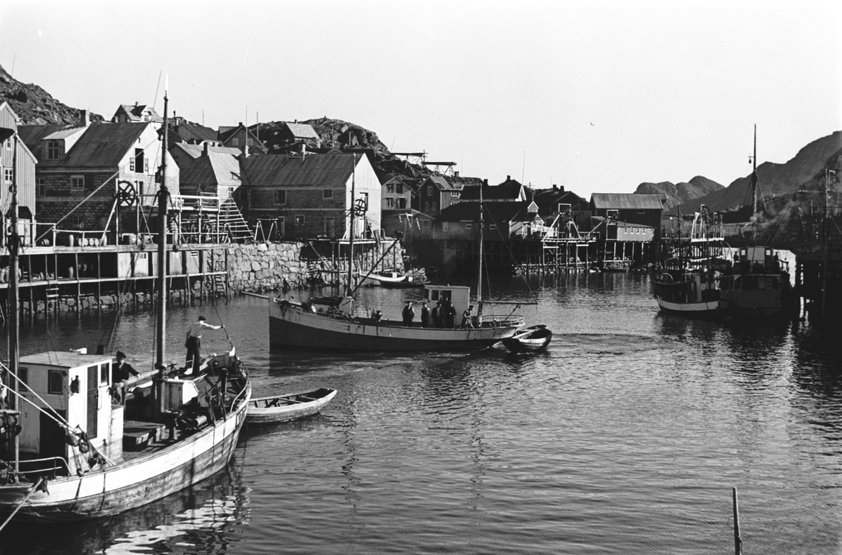 Fiskevær, båtene ligger skjermet for vær og vind. Kaianlegget er bygget som en molo mot havet.