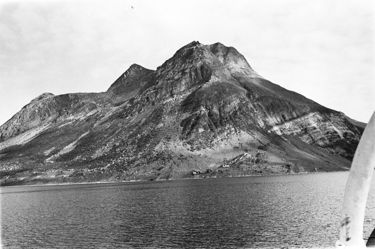 Storslått fjellformasjon i Aldersundet.