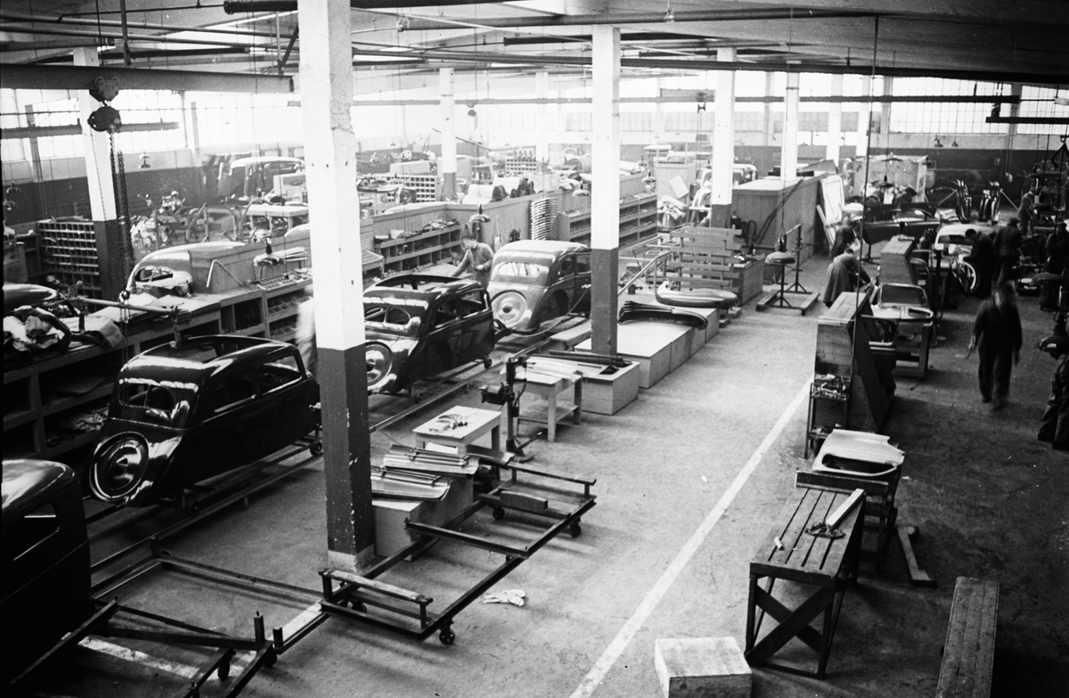 Fabrikklokalene til automobilfabrikken på Kambo.  Kjøretøy av ulike slag under produksjon.