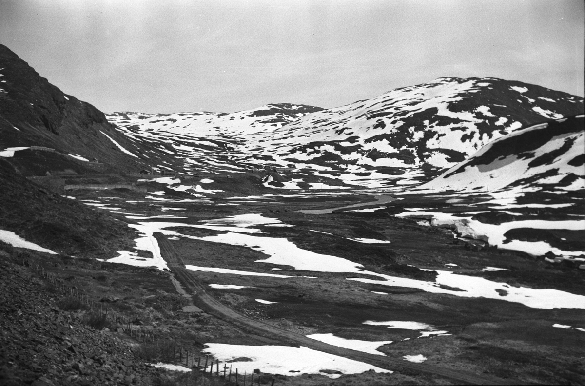 Hardangervidda, jernbanesporet til Bergen skimtes på sin vei over fjelllet.