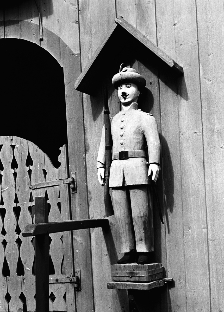 Treskulptur som er modellert av fanger.  Historien sier ingen ting om hvor og når, et lite mysterium.