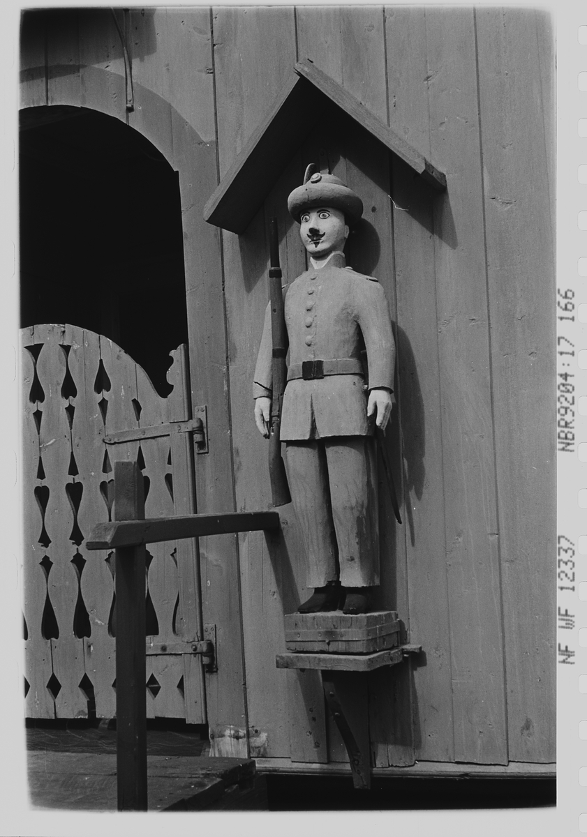 Treskulptur som er modellert av fanger.  Historien sier ingen ting om hvor og når, et lite mysterium.