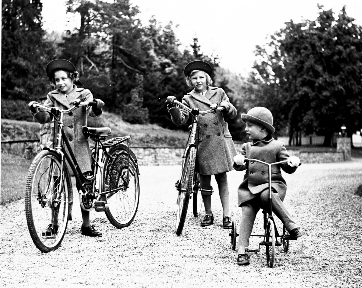 Prinsessene Ragnhild og Astrid samt arveprins Harald prøver syklene i hagen på Skaugum.