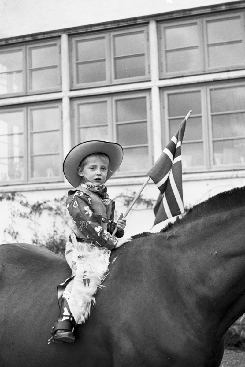 Arveprinsen til hest i fullt cowboyutstyr.
