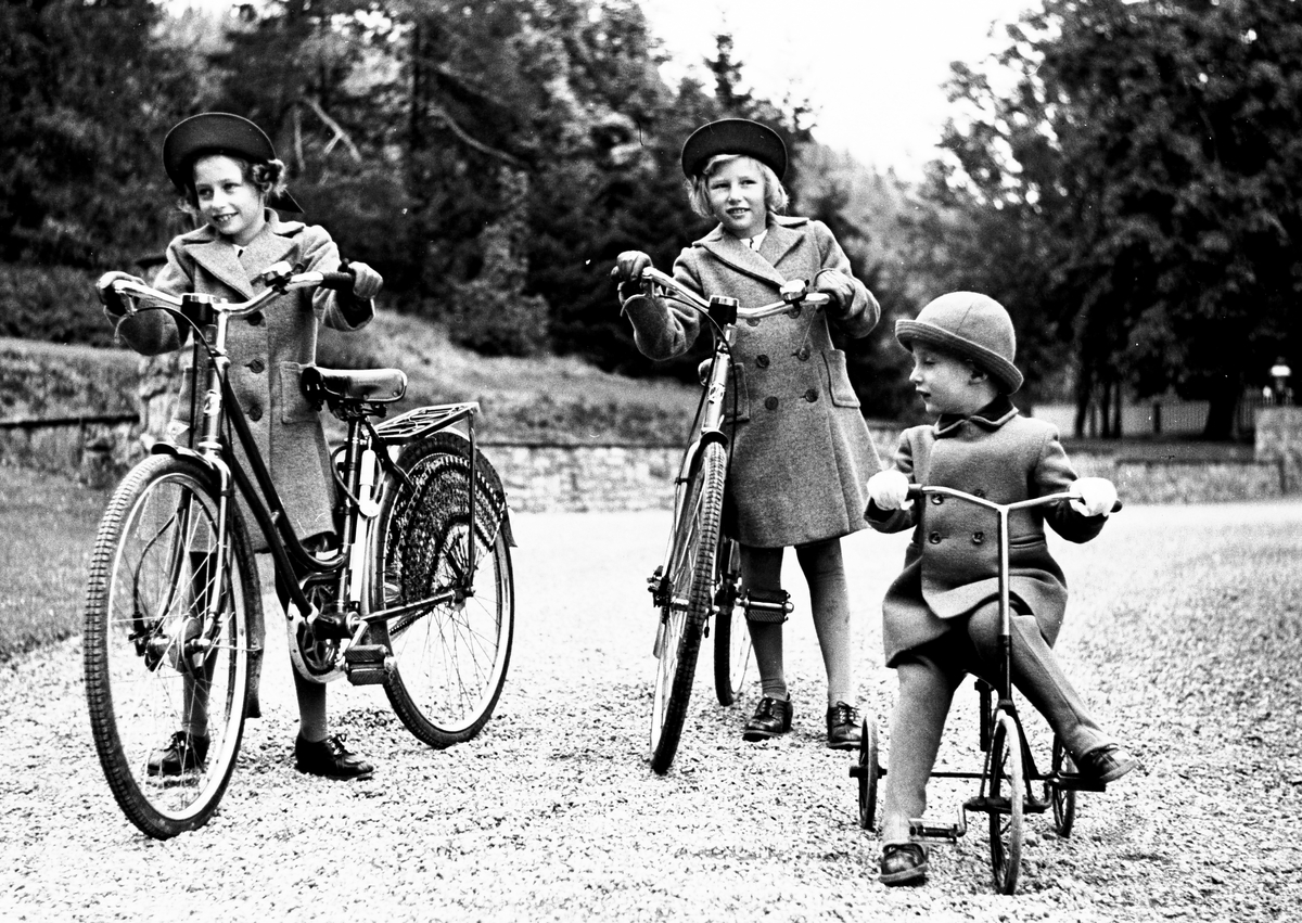 Prinsessene Ragnhild og Astrid samt arveprins Harald prøver syklene i hagen på Skaugum.